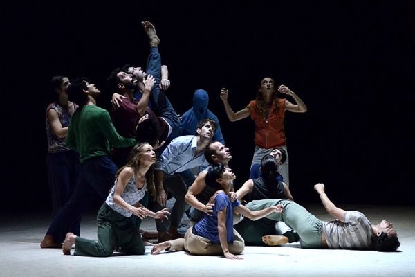 La_Compañía_Nacional_de_Danza_Contemporánea_aplaudida_en_Brasil_(14088966343) La Secretaría de Cultura de la Presidencia de la Nación, a través de la Dirección Nacional de Artes, anuncia que la Compañía Nacional de Danza Contemporánea (CNDC), organismo dependiente de esta Secretaría, se presenta en Sao Paulo (Brasil) como invitada en el FIDESP (Foro Internacional de la Danza del Estado de Sao Paulo), importante certamen que cuenta con la participación de prestigiosas compañías de Brasil y del mundo.
En el transcurso del Foro, que se inició el 26 de abril y se extenderá hasta el 3 de mayo, la Compañía, dirigida artísticamente por Cristina Gómez Comini, interpretará las obras Sansón, Río Conmigo y Monte... Tierra Cautiva
En el debut, el sábado 26 de abril, la obra elegida fue Sansón, con idea y dirección de Diana Szeinblum, aclamada en el teatro Paulo Moura de San José do Río Preto.
Con la misma respuesta del público fue recibido, el domingo 27 de abril, el programa doble "Río Conmigo" (idea y dirección de Diego Martín Franco) con música de Pimpinela, Strauss, Francisco Canaro, Los Cantores del Alba, Vivaldi, Carlitos Jiménez, Schubert y "Monte...Tierra Cautiva" (Coreografía de Ramiro Soñez) con música de Tonolec, en el escenario de Concha Acústica- Votuporanga – Sao Paulo
Las próximas funciones serán:
Martes 29 de abril a las 20: "Monte... Tierra Cautiva " (para público en general) en el Teatro Municipal de Catanduva-Sao Paulo
Miércoles 30 de abril a las 20: "Río Conmigo" Función de Calle (al aire libre)- Catanduva – Sao Paulo
Viernes 2 de mayo a las 16 “Río Conmigo” Centro Cultural da CAIXA- Sao Paulo
En el mismo marco, integrantes de la Compañía Nacional de Danza Contemporánea, brindarán los seminarios “Improvisación y composición”, “Contemporáneo–Técnicas Mixtas” y “La danza clásica desde el cuerpo sensible de la percepción (Clase Práctica)”.
Foto: Ramiro Peri